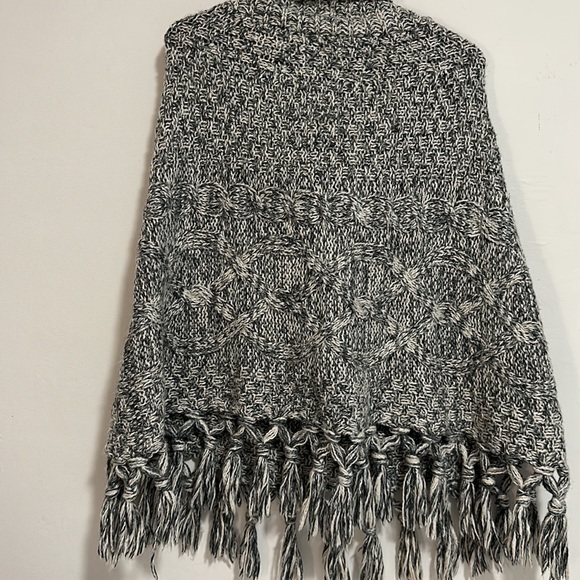 Old Navy,  poncho cable knit style M/L - Picture 5 of 8